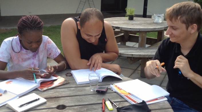 doing-homework-outside-summer-school - BLC Dutch Summer School